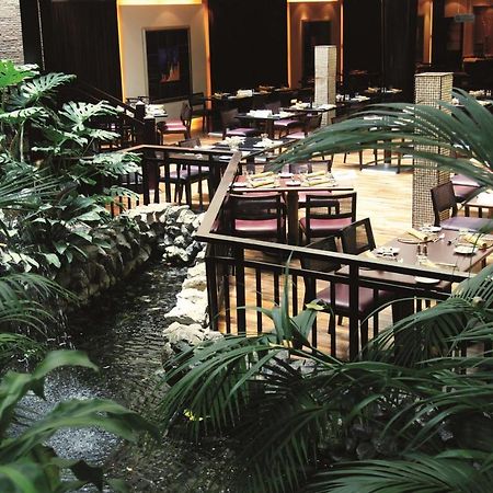 Radisson Blu Resort, Sharjah Restaurant foto The interior of the hotel
