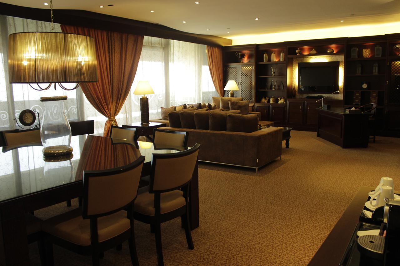 Radisson Blu Resort, Sharjah Exterior foto The interior of a suite at the airport