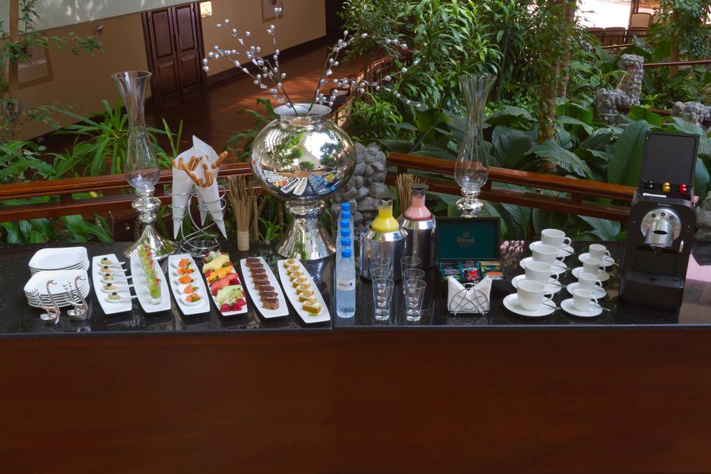 Radisson Blu Resort, Sharjah Exterior foto A cocktail bar