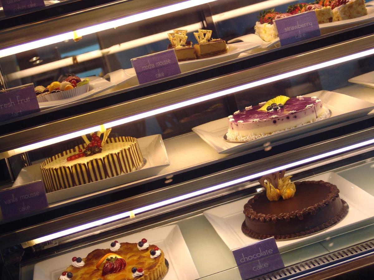 Radisson Blu Resort, Sharjah Exterior foto Cakes in a display case