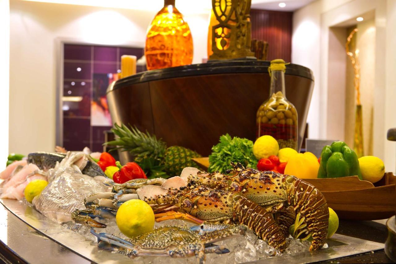 Radisson Blu Resort, Sharjah Exterior foto A seafood buffet