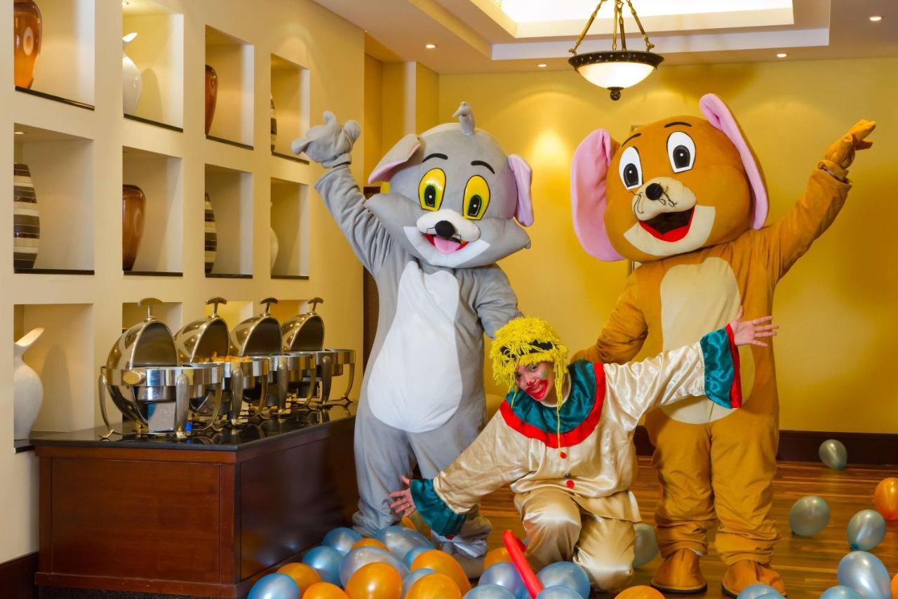 Radisson Blu Resort, Sharjah Exterior foto Tom and Jerry at a party