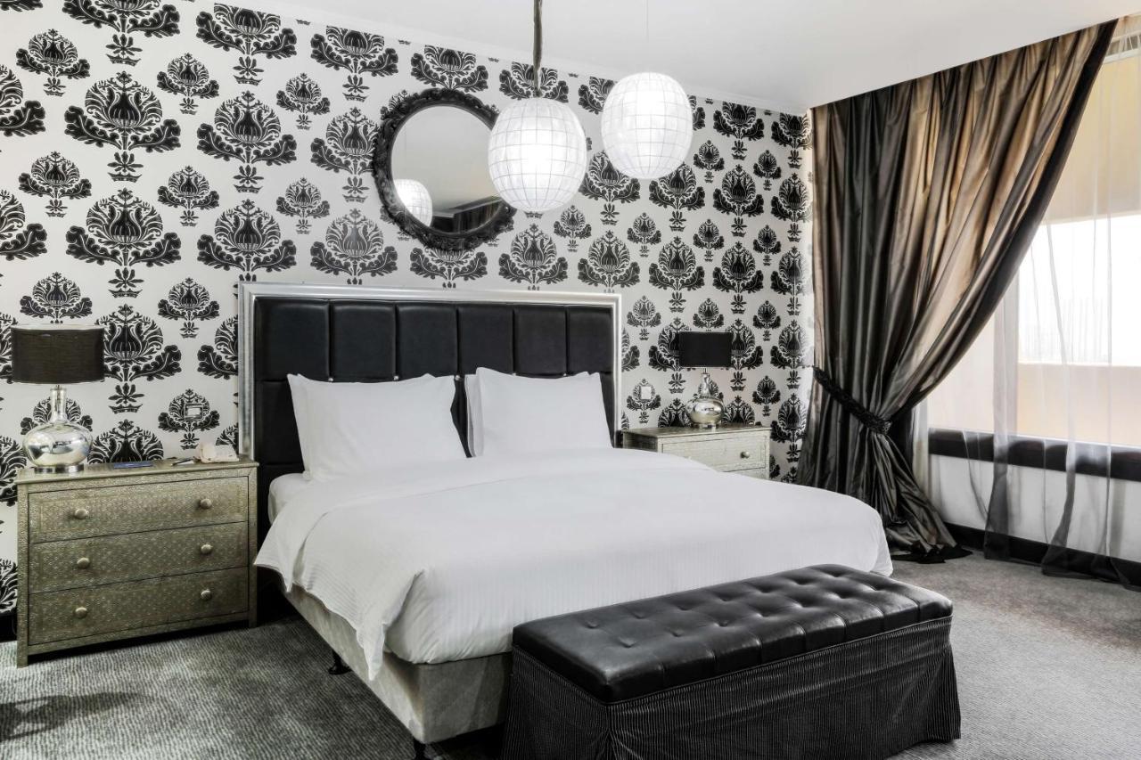 Radisson Blu Resort, Sharjah Exterior foto A bedroom with damask wallpaper