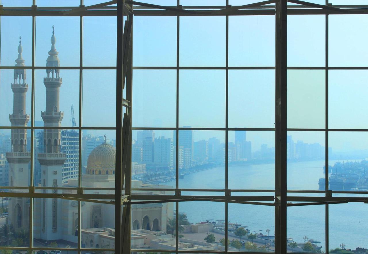 Radisson Blu Resort, Sharjah Exterior foto View of the Grand Mosque from the Burj Al Mamlaka