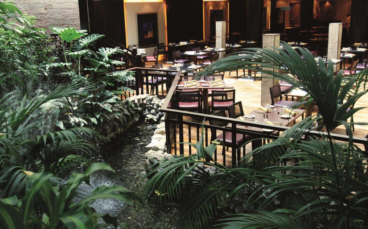Radisson Blu Resort, Sharjah Restaurant foto The interior of the hotel